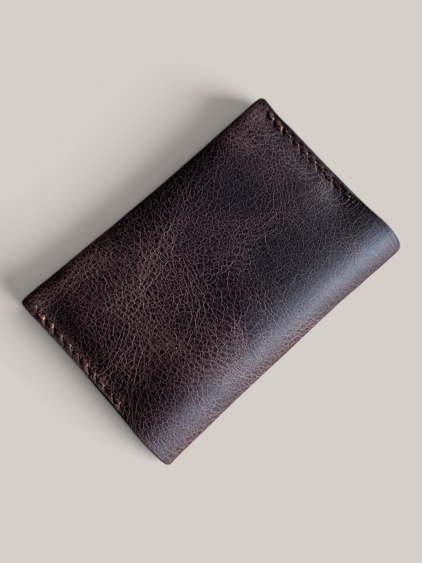 Hakiki Deri El Yapımı Koyu Kahve Kartlık – Minimal Şıklıkta Vintage Cüzdan – Kadın & Erkek İçin