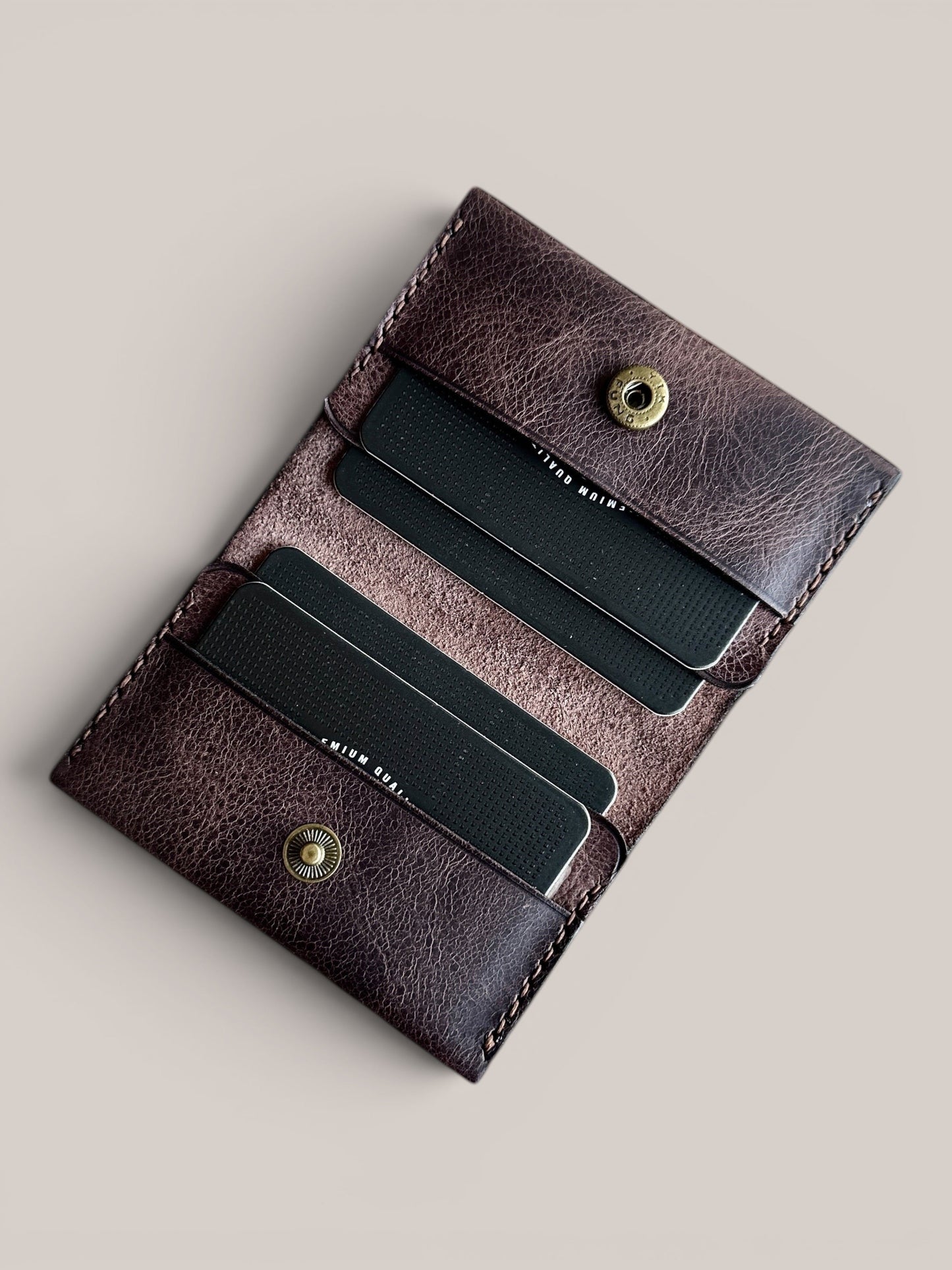 Hakiki Deri El Yapımı Koyu Kahve Kartlık – Minimal Şıklıkta Vintage Cüzdan – Kadın & Erkek İçin