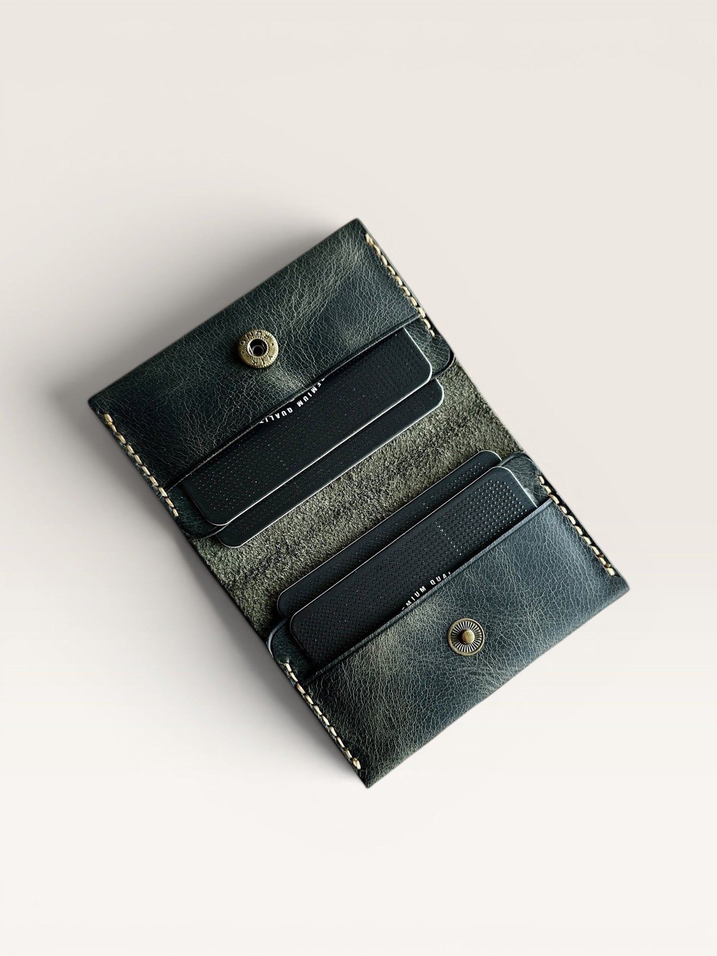 Hakiki Deri El Yapımı Koyu Yeşil Kartlık – Vintage Minimal Cüzdan – Erkek & Kadın İçin Şık Tasarım