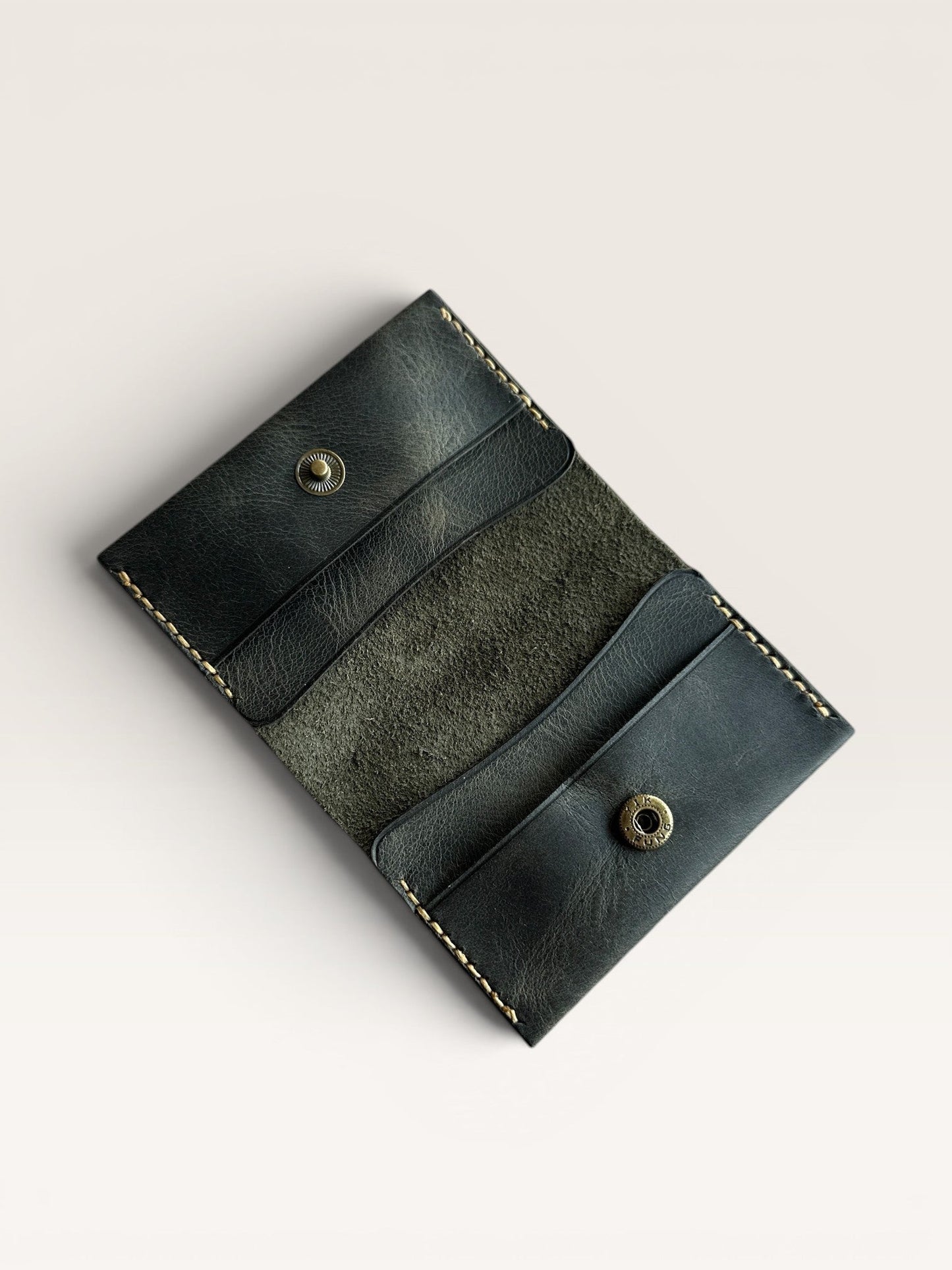 Hakiki Deri El Yapımı Koyu Yeşil Kartlık – Vintage Minimal Cüzdan – Erkek & Kadın İçin Şık Tasarım