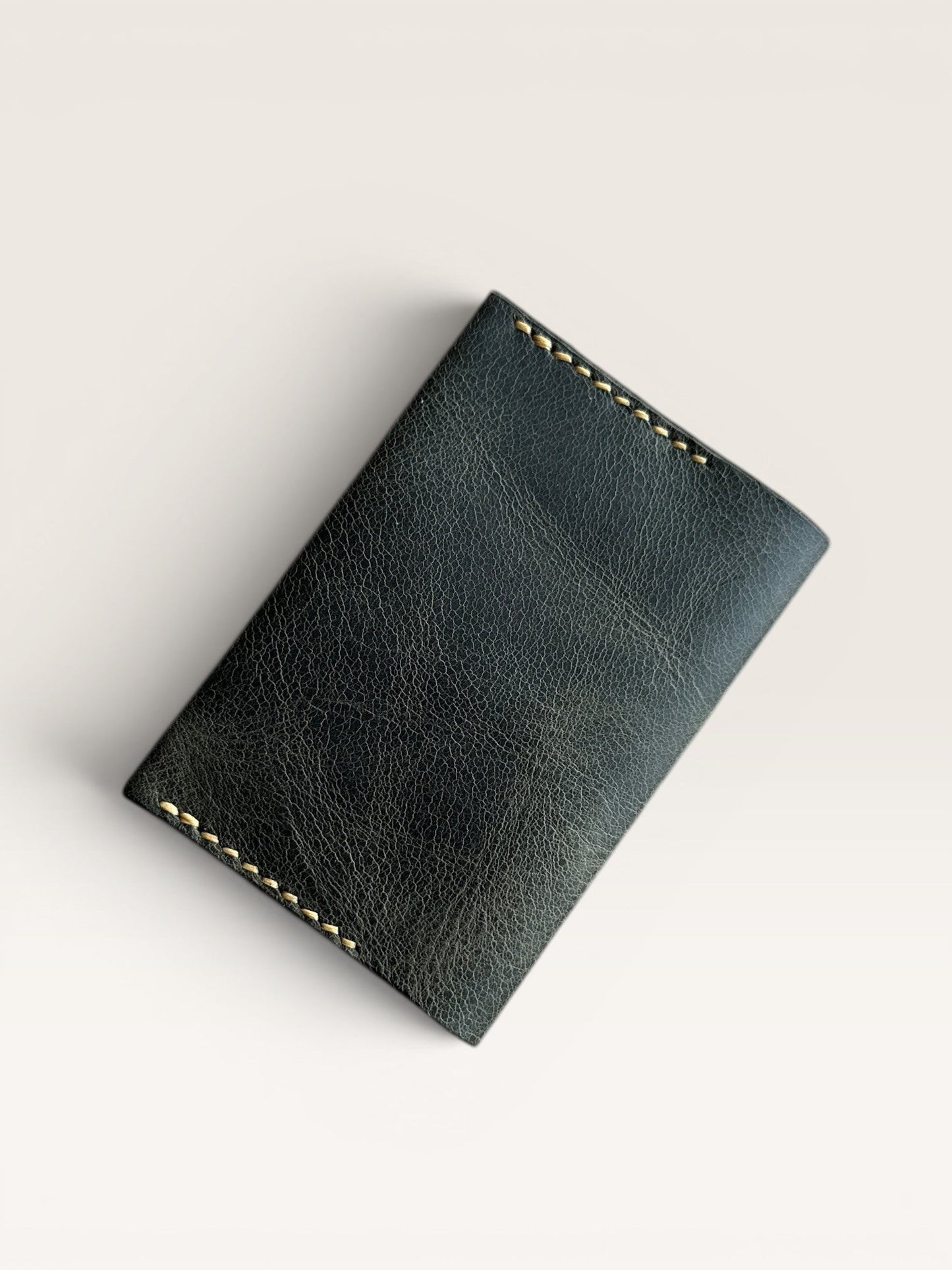 Hakiki Deri El Yapımı Koyu Yeşil Kartlık – Vintage Minimal Cüzdan – Erkek & Kadın İçin Şık Tasarım